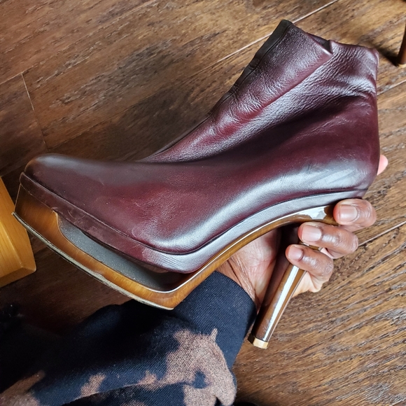 Beautiful Ferragamo Booties - Picture 12 of 15